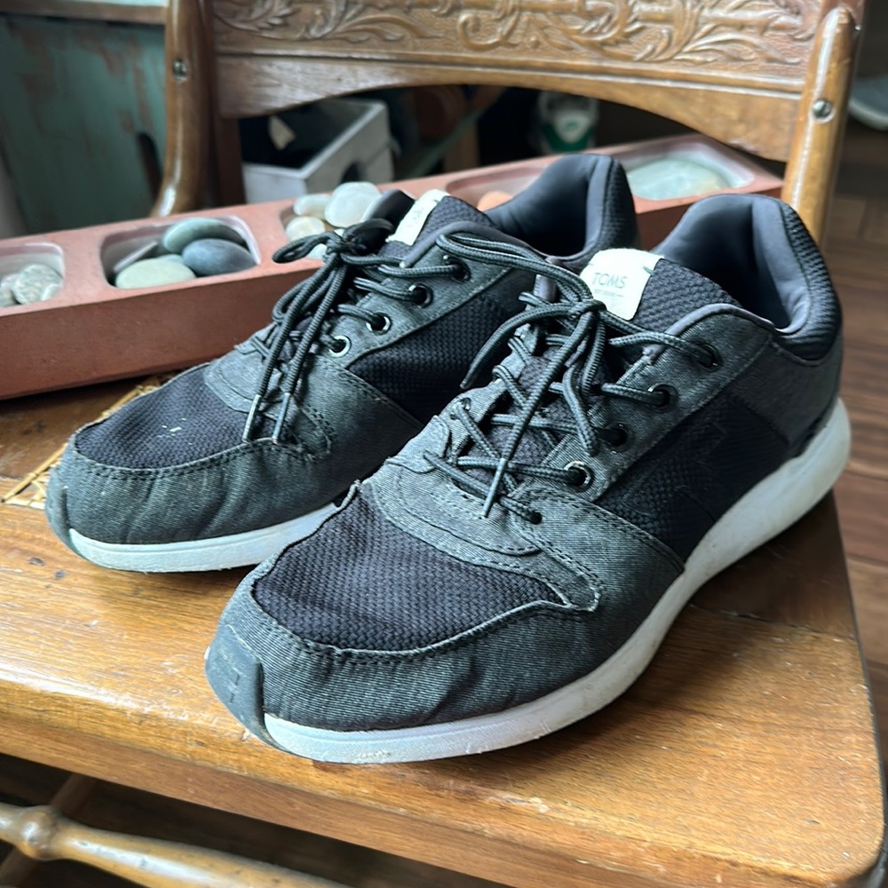 Tom’s running shoes